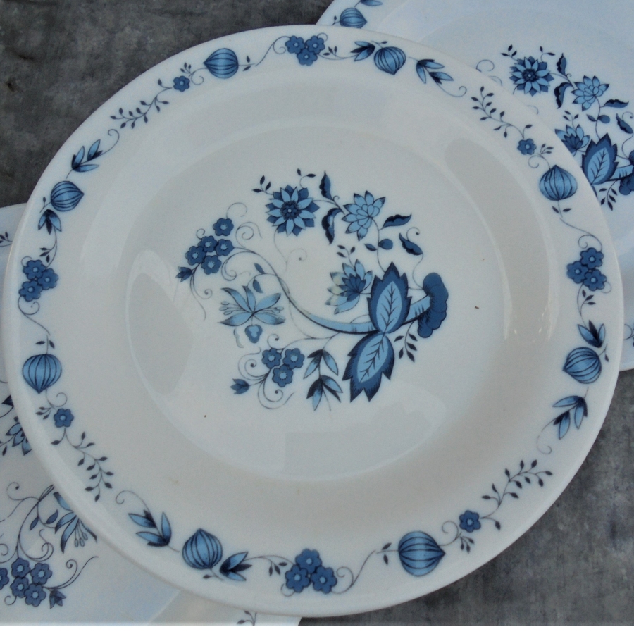 4 assiettes ARCOPAL France décor floral bleu — Mille Trésors