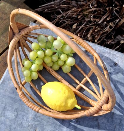 Panier fruits rotin très élégant avec son anse vue d'en haut