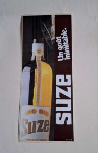 Autocollant SUZE Vintage 70s - Un Goût inimitable. Vue bouteille en hauteur
