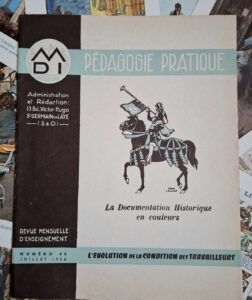 Pédagogie Pratique : Documentation historique couleurs 1956 comprenant ses 8 planches couleurs. Photo de la couverture