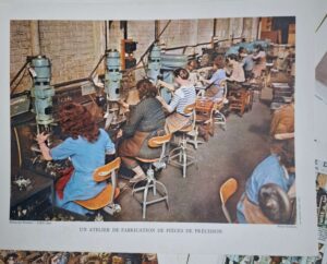 Pédagogie Pratique : Documentation historique couleurs 1956 comprenant ses 8 planches couleur. photo d'un atelier de fabrication